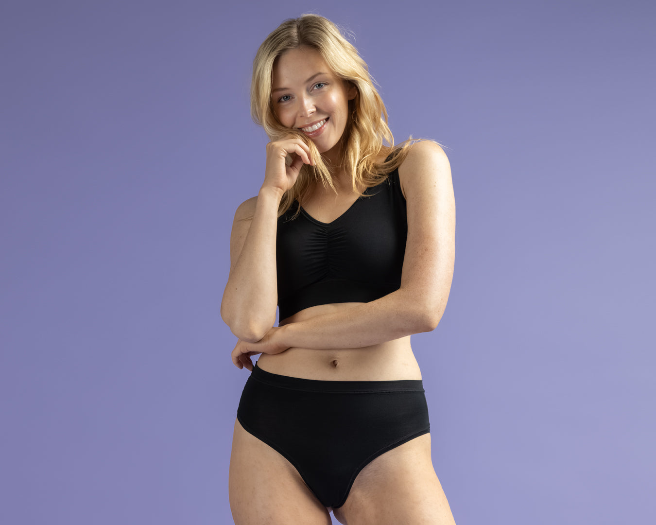 Malli poseeraa Pierre Robert alusvaatteilla